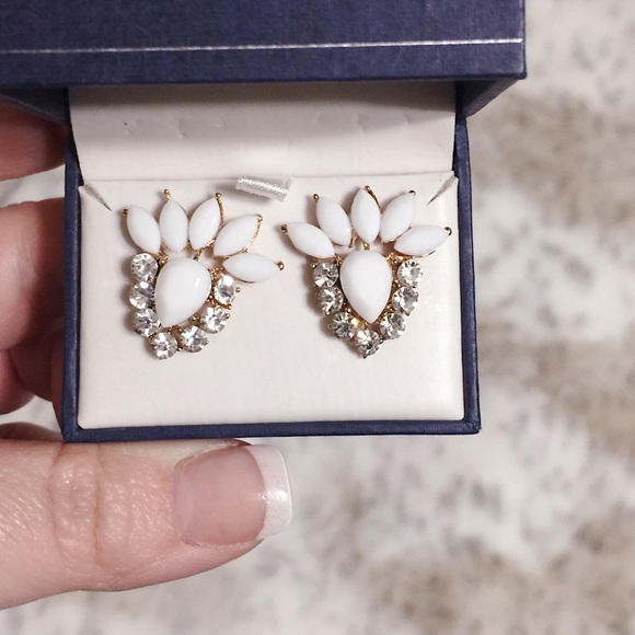 NEW: Stylish Chic Handcrafted, White Acrylic Floral Gemstones Gold Post Earring - Picture 5 of 10